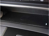 【ワイヤレス充電】ワイヤレス充電Qi規格に対応したスマートフォンなどの携帯機器を充電できます。