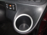 運転席と助手席にはドリンクホルダーがあります。取りやすい位置にありますからドライブも楽しくなりますね!
