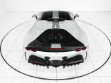 ボディ中央を駆け抜ける「Argento Nurburgring」のツー・トーン・ストライプが、エレガントなレーシングスピリットを主張します。