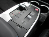 BMWのほぼすべてのモデルで、電子式シフトレバーを採用。手首のスナップだけで簡単に操作が可能。また、スポーツ・マニュアルモードを搭載しており、BMWらしい『意のままに操る』感覚をご体感いただけます。