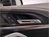 BMWの分厚いドアは、もしもの時にも搭乗者を守ってくれます。