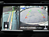 ナビ画面にアラウンドビュ-モニタ-の映像を映し出しています。  狭い場所での車庫入れをサポ-トしてくれる便利アイテムです。