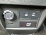 USB電源ソケット・HDMIソケットがインパネ下に設定されています。
