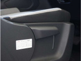 【運転席シートリフター】運転席シートリフターで座面を上げ下げできます。運転しても疲れにくい姿勢に調整できます。