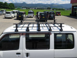 ルーフキャリア付き!長尺物や車内に積みにくい荷物の運搬にも便利です。