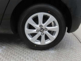 車両のデザインにマッチした純正アルミホイールを装着しています。