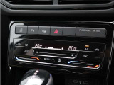 タッチ&スライド式のエアコン操作パネルを採用。直感的な操作が可能で、快適な室内環境をスマートにコントロールできます。