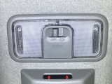 【フロントルームランプ】ドアを開けた瞬間にパッと明るくなる。それだけでシートベルトの装着もスムーズになるし、忘れ物も防げる。夜のドライブ準備を陰で支えてくれる、実力派のライトです。