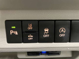 【運転席インパネスイッチ】安全装置関係のスイッチも操作しやすい位置に配置されています。