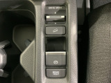 パーキングブレーキは指一本で操作可能な電子制御パーキングブレーキを採用しています。