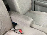 【アームレスト】運転席には、長距離ドライブに優しいアームレストが装備しています。