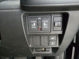 運転席からスイッチ1つでスライドドアを操作でき、荷物を持った方やお子様お年寄りの乗降りがとても楽になります♪