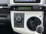 一年じゅう快適なドライブをお楽しみいただけるオートエアコンを装備。