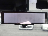 【スマートルームミラー】後席の大きな荷物や同乗者で後方が確認しづらい時でも安心!カメラが撮影した車両後方の映像をルームミラー内に表示。クリアな視界で状況の確認が可能です!