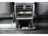 センターコンソールの後方には収納や100V・100W電源が装備されています。シートバックにはタブレットや雑誌などの収納に便利なポケットが装備されています。