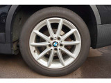 17インチ・アルミホイール:足元を精悍に引き締め、BMWらしいダイレクトなハンドリングを支えます。