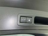 電動式バックドアです。 荷物を持ったままでもボタン一つで自動的に開け閉めできるので便利ですよ。 挟み込み防止機能も付いていますのでお子様の手や荷物を挟み込むのを防いでくれますよ。