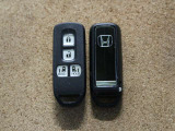 スマートキーです。キーを携帯しているだけで、ドアロックの開閉やエンジンの始動が可能です。
