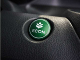 【ECON】エンジンやエアコンといった、クルマ全体の動きを燃費優先で自動制御するECONモード。空調など快適性を優先したいときは、スイッチを押してOFFにできます。