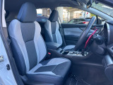 運転席まわりには十分なスペースがあり、大柄な方でもゆったり運転していただける環境です。