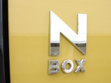 ★N-BOXエンブレム★先進性と親しみやすさを融合したデザイン。力強いロゴが信頼感を演出し、毎日の移動を誇らしい時間へ変えます!