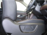 パワーシート搭載。微妙な調整が手軽に出来、最適なポジションで運転することが可能です。