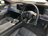 BMW 伝統のコックピットはドライバー志向で設計され、人間工学を駆使し、細部に到るまで設計されたコックピットを実現しました。