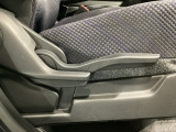 運転席にはドライバーの体型や好みに応じて前後方向だけでなく、高さの調整ができるシートリフターを装備!