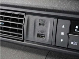 ◆USB接続端子◆スマホやiPodなどを接続して、いつもの音楽を車内でもお楽しみいただけます♪