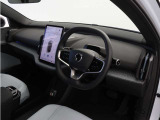 スポーツステアリングホイールのグリップ部には、しっかりとホールドできるスクエアデザインを採用しました。