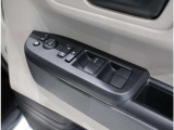 ドア内側、手の届きやすい位置にドアガラスの開閉スイッチ(パワーウインドウ)があります。運転席にはいたずら防止のためのロック付!