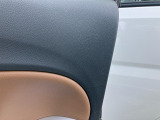 *キズ・臭い・その他情報* 運転席ドアの内側にペットの爪によるものと思われるひっかきキズが複数あります。