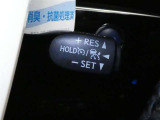 走行中に先行車の様子を検知しながら、設定した車速の範囲内で先行車との距離のキープを支援します。長距離運転中の渋滞なども快適に運転できます。