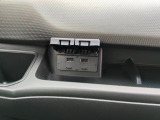 オプションのUSBチャージャーもついています。