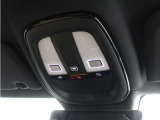 ルーフにあるボタンは、車両が始動しない場合、パンクした場合、または事故に遭った場合などの緊急時に支援の要請に使用できるため、安心感を高めることができます。