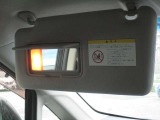 車の中でも身だしなみを整える事が可能なライト付きのバニティミラー♪