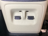 パワーウインドウは運転席で全席のドア2枚とも上下の操作ができるようになっています。