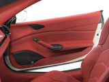 Rosso Ferrariで統一され、情熱的な雰囲気を纏ったインテリアでございます。