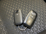 【スマートキー】鍵は2本揃っておりご家族での共有や紛失時にも安心です。バッグに入れたままドアの開閉やエンジンの始動が可能です。