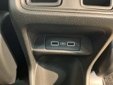 後席に充電用USBジャックが付いているので、後席の方も手軽にスマートフォン等を充電できます。