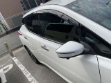 純正ドアバイザー&プライバシーガラス&ドアミラーウィンカー付きです。