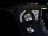 オートエアコンが付いています!1年中快適な室内を提供。車内温度を設定すると風量を自動で調整してくれます。