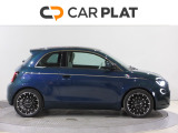 丸みのあるフォルムに電気の軽やかさを融合。街に映えるコンパクトEV、FIAT 500E。