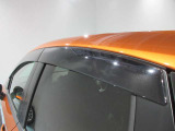 クルマと一体感がある.デザインのプラスチックバイザー 雨の日でも車内の換気ができます。