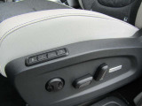 運転席はマッサージ機能も付いた2メモリー電動シートです