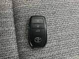 付いてて便利!とても人気の高い装備のスマートキーシステム。キーを携帯しているだけで、ドアロックの開閉並びにエンジンの始動が可能な装備です。