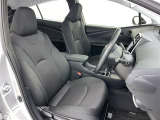 シックな色使いの運転席周りですね。すっきりとしたデザインで上品な色使いです。居心地の良い運転席、長く座ってられるリラックスできるデザインがいいですね。