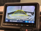 リバースギアに入れるだけで後方の表示へ切り替わります。夜間や雨の日の駐車も楽になりますよ。