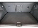 リアハッチドアが大きく開きますので、荷物の積み下ろしもしやすいです。トランクは広く、シートアレンジをすることで大きな荷物も乗ります。