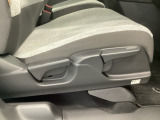 手動のレバーを使って、シートの高さや背もたれの角度を変えることができます。